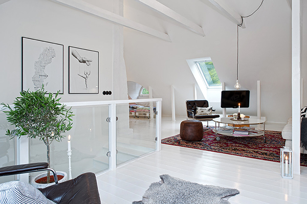 Интерьер двухэтажной квартиры с мансардой в скандинавском стиле