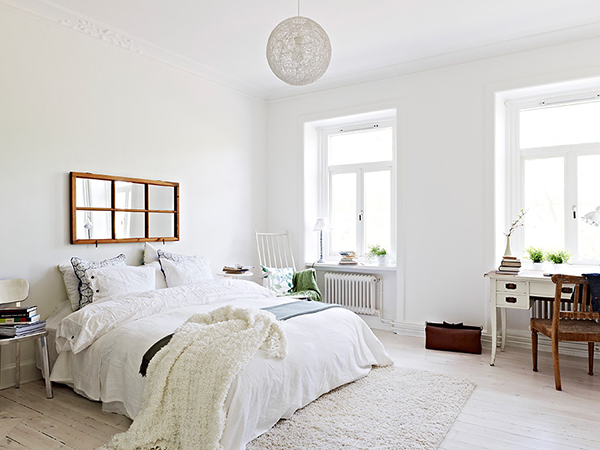 Интерьер квартиры в белом цвете с перегородкой из кирпичной кладки