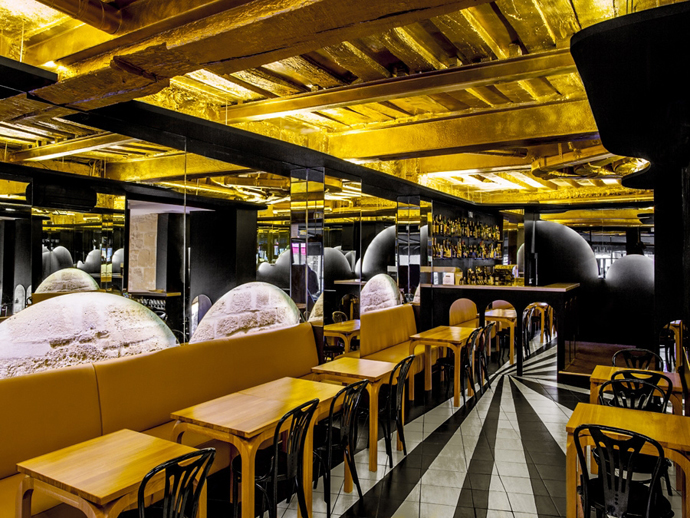 Интерьер ресторана Les Cloches в Париже