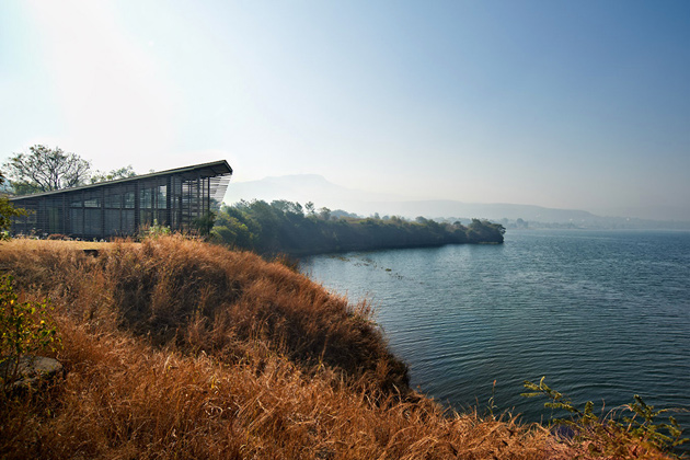 Берлога дауншифтера: экологичный дом у озера в Индии