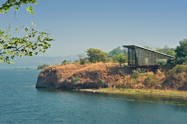 Берлога дауншифтера: экологичный дом у озера в Индии