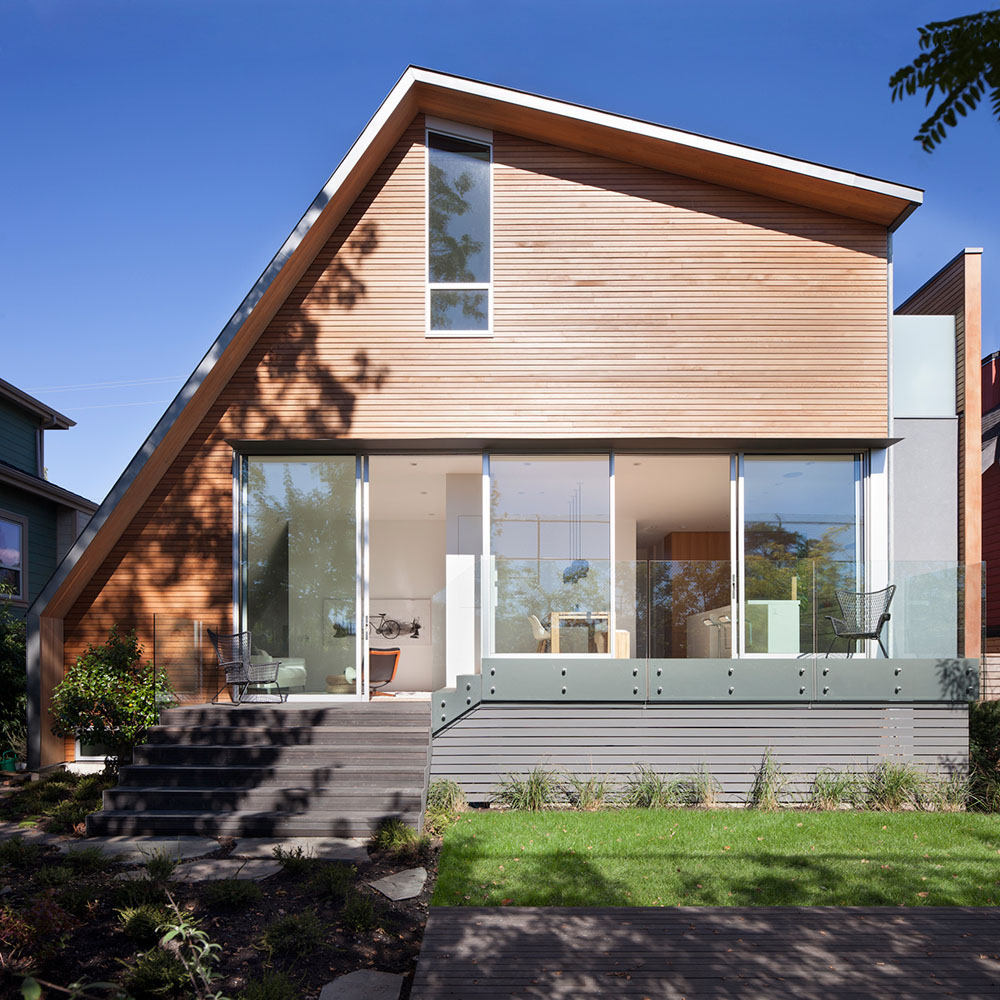 Асимметричный дом с современными интерьерами в Канаде