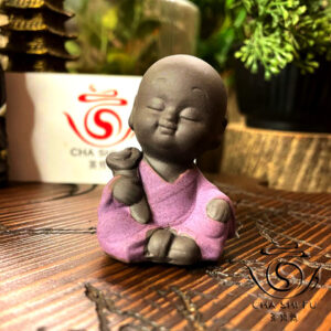 Фігурка чайна маленький чернець, маленький Будда, керамічна фігурка фіолетового кольору,